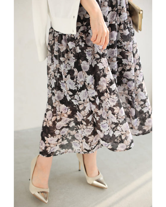 シアーベールに咲き誇るエレガントな花柄ミディアムワンピース