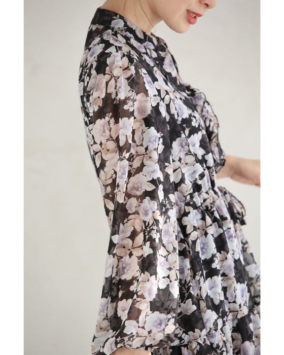 シアーベールに咲き誇るエレガントな花柄ミディアムワンピース