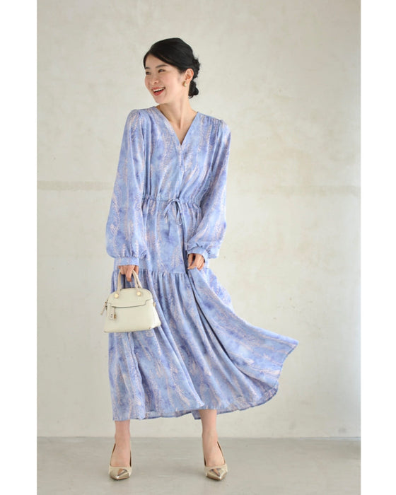 春を彩るブルーの植物柄ティアードミディアムワンピース