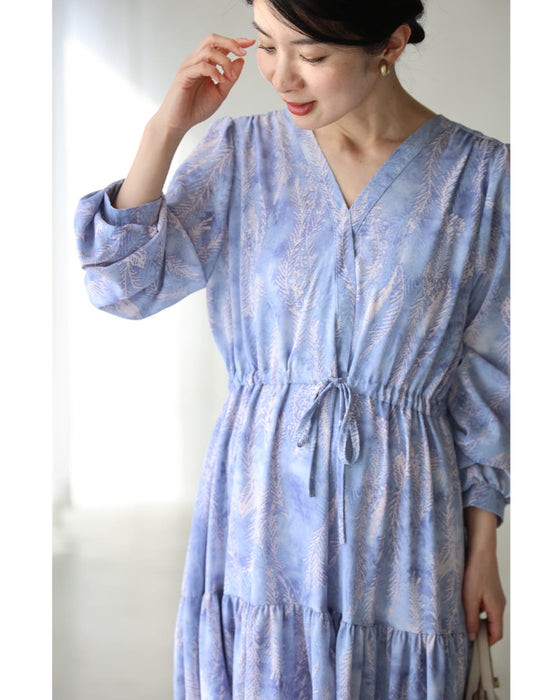 春を彩るブルーの植物柄ティアードミディアムワンピース