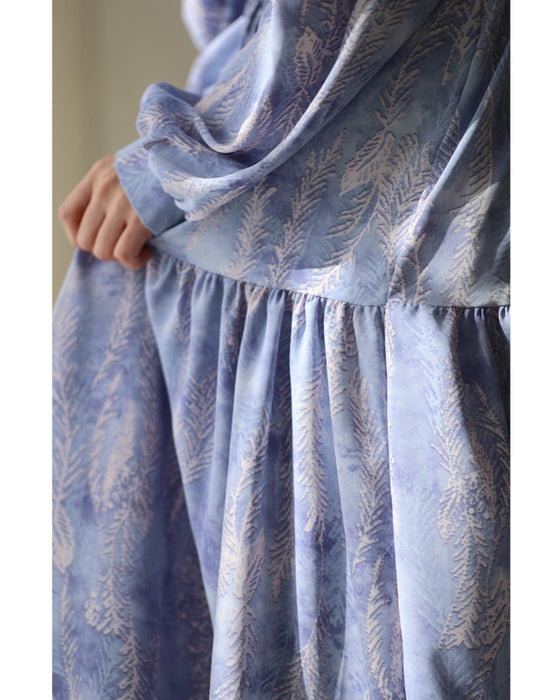 春を彩るブルーの植物柄ティアードミディアムワンピース