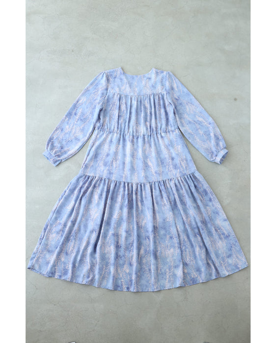 春を彩るブルーの植物柄ティアードミディアムワンピース