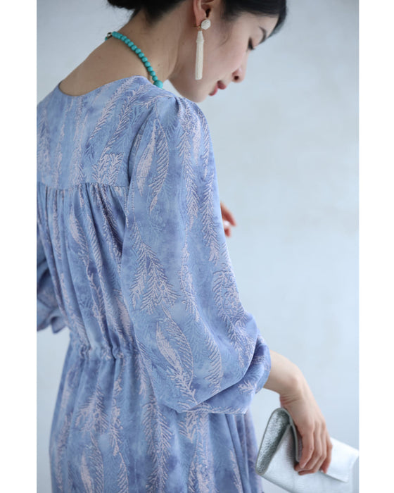 春を彩るブルーの植物柄ティアードミディアムワンピース