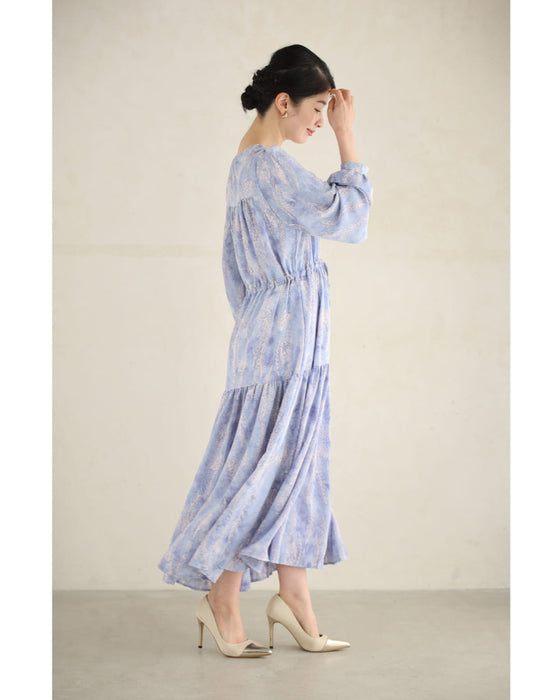 春を彩るブルーの植物柄ティアードミディアムワンピース