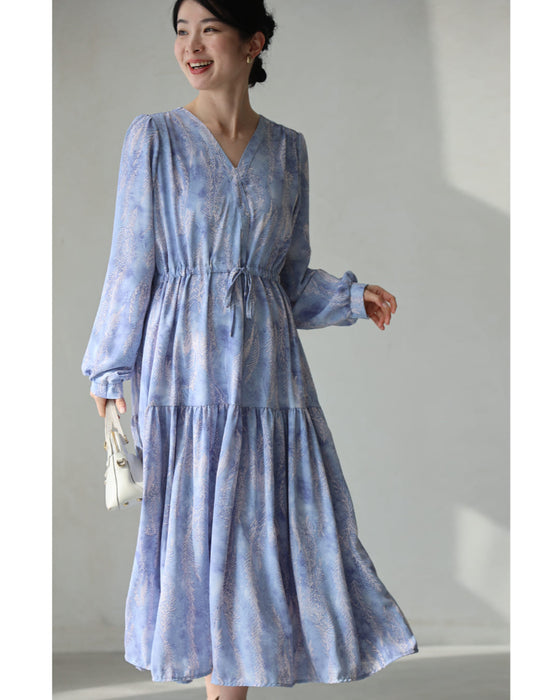 春を彩るブルーの植物柄ティアードミディアムワンピース