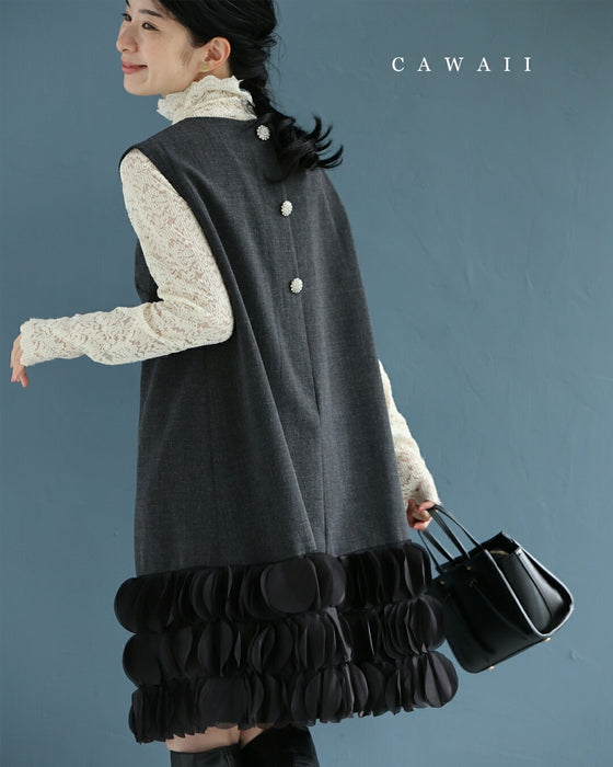 ひらひらとサークル装飾囲む裾のミニワンピース