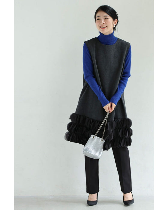 ひらひらとサークル装飾囲む裾のミニワンピース