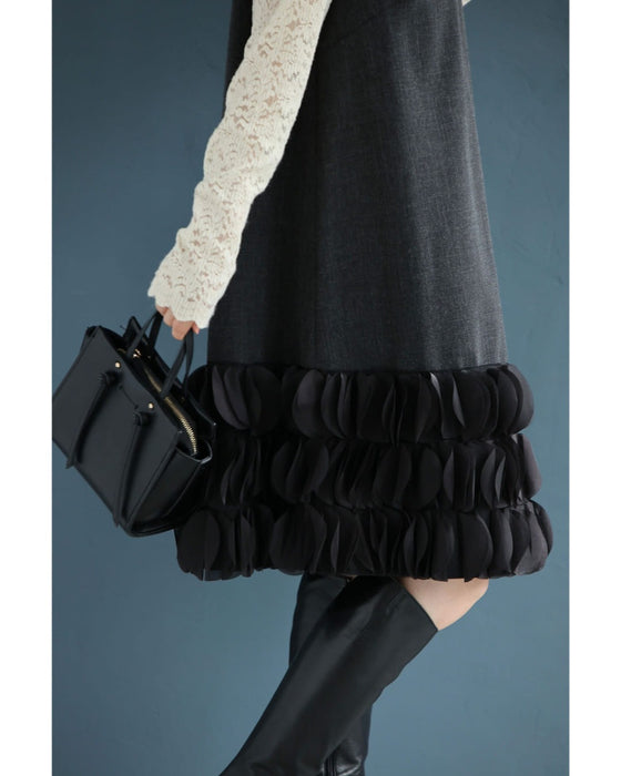 ひらひらとサークル装飾囲む裾のミニワンピース