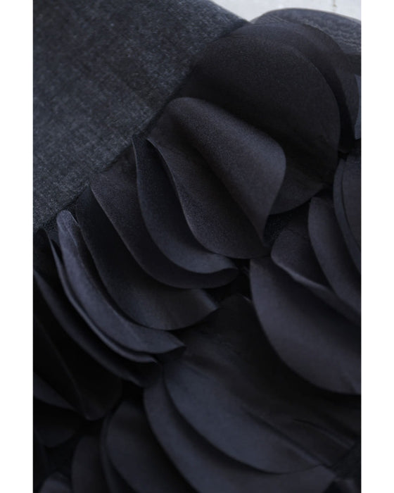 ひらひらとサークル装飾囲む裾のミニワンピース