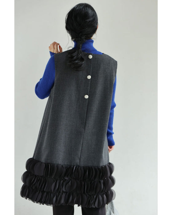 ひらひらとサークル装飾囲む裾のミニワンピース