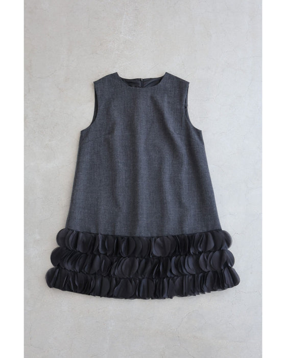 ひらひらとサークル装飾囲む裾のミニワンピース