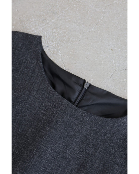 ひらひらとサークル装飾囲む裾のミニワンピース