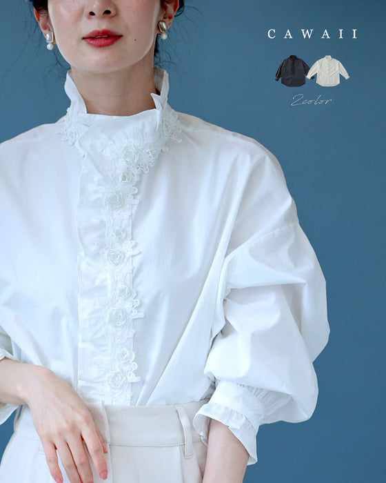 花モチーフビジューが流れるスタンドネックブラウストップス