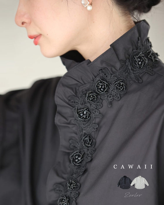 花モチーフビジューが流れるスタンドネックブラウストップス