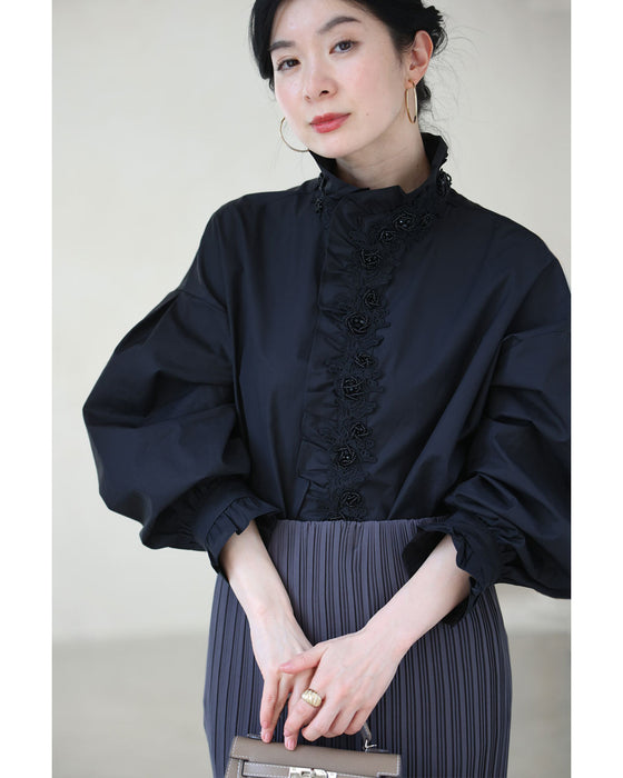 花モチーフビジューが流れるスタンドネックブラウストップス