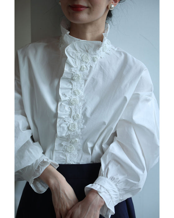 花モチーフビジューが流れるスタンドネックブラウストップス