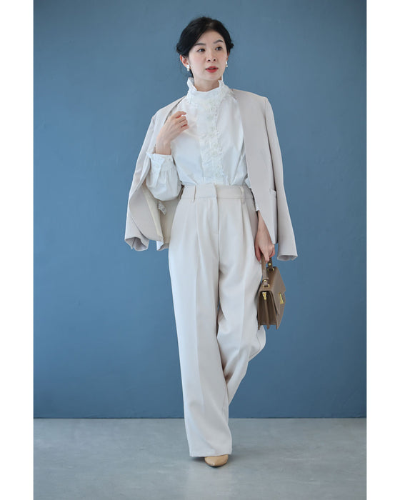 花モチーフビジューが流れるスタンドネックブラウストップス