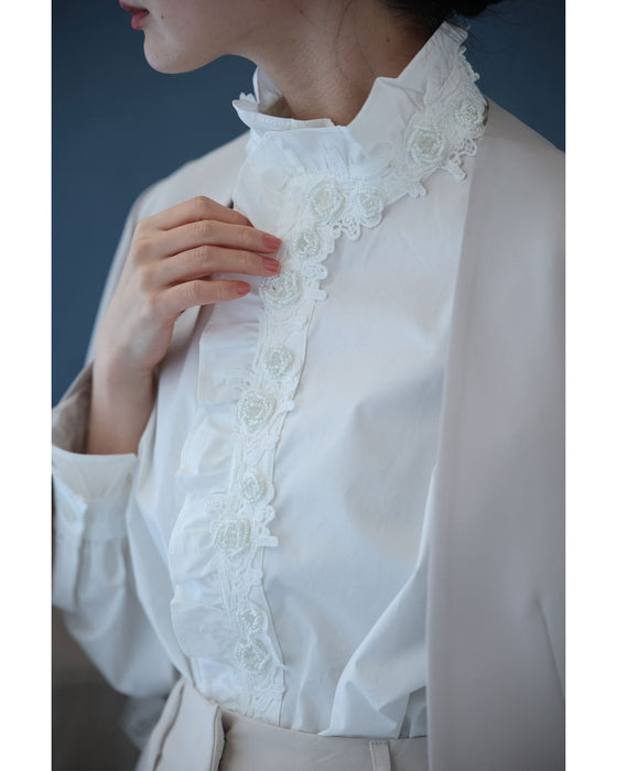 花モチーフビジューが流れるスタンドネックブラウストップス