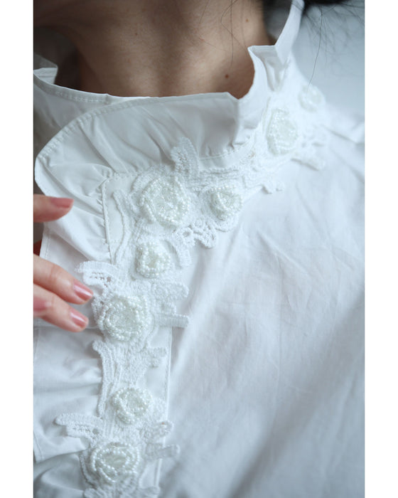 花モチーフビジューが流れるスタンドネックブラウストップス