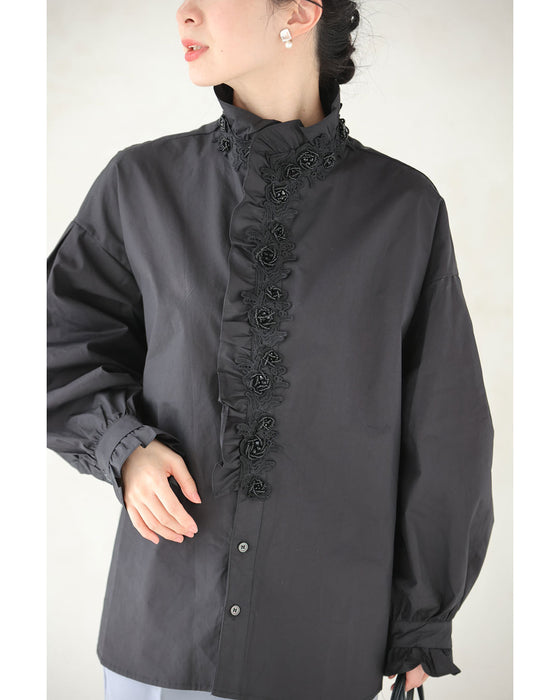 花モチーフビジューが流れるスタンドネックブラウストップス