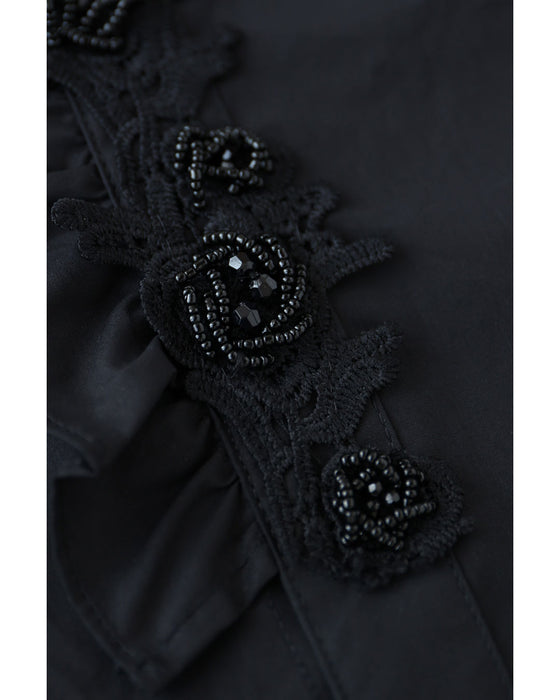 花モチーフビジューが流れるスタンドネックブラウストップス