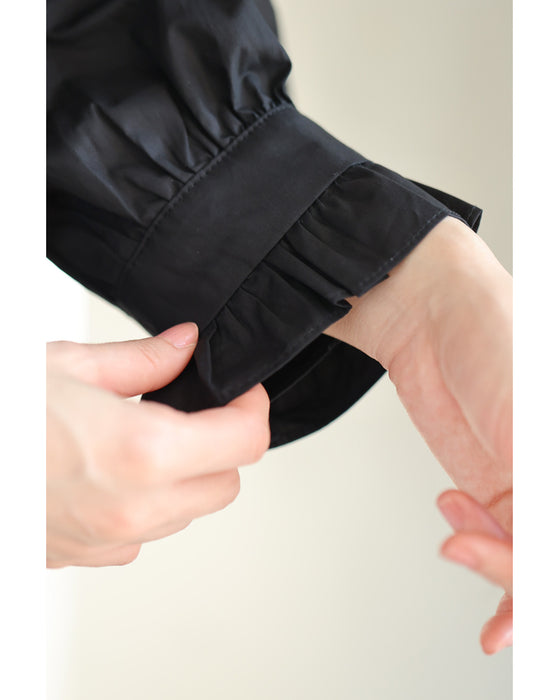 花モチーフビジューが流れるスタンドネックブラウストップス