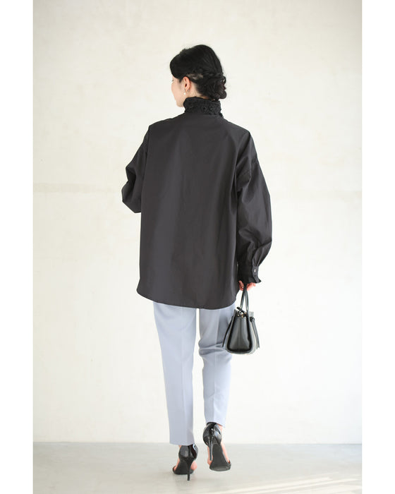 花モチーフビジューが流れるスタンドネックブラウストップス