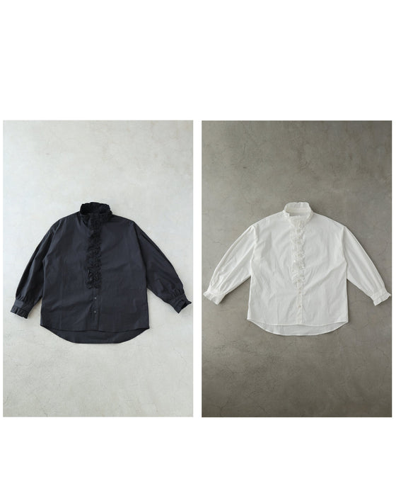 花モチーフビジューが流れるスタンドネックブラウストップス