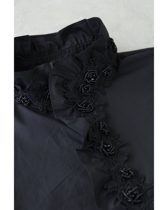 花モチーフビジューが流れるスタンドネックブラウストップス