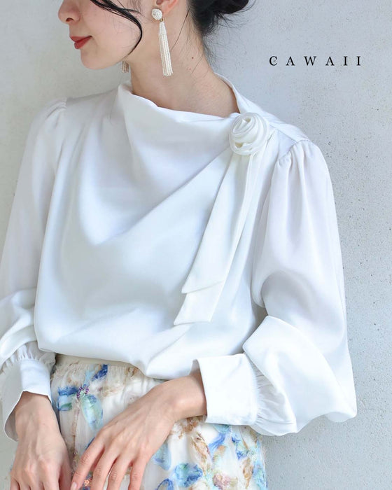 肩に咲く花コサージュのドレープブラウストップス