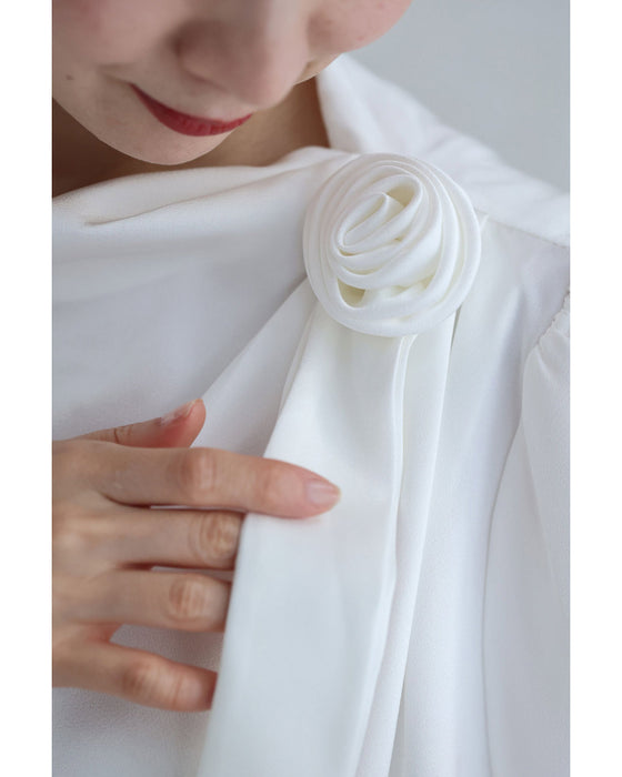 肩に咲く花コサージュのドレープブラウストップス