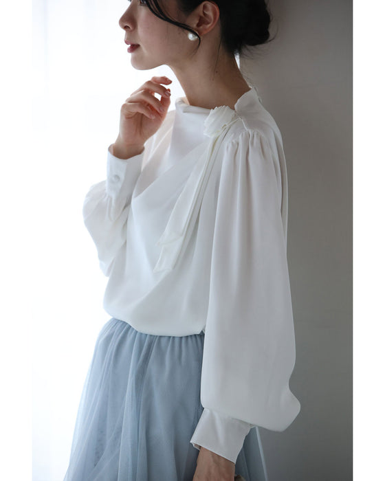 肩に咲く花コサージュのドレープブラウストップス