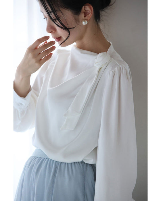 肩に咲く花コサージュのドレープブラウストップス