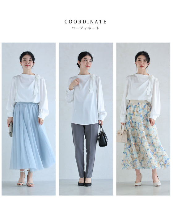 肩に咲く花コサージュのドレープブラウストップス