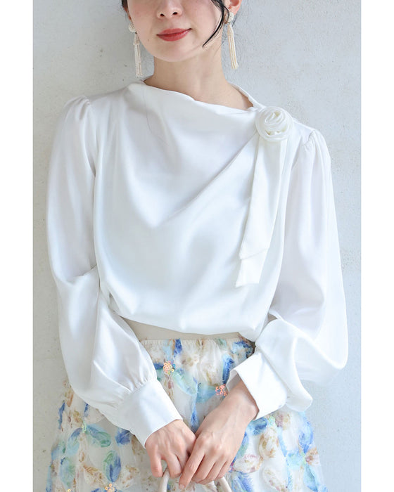肩に咲く花コサージュのドレープブラウストップス