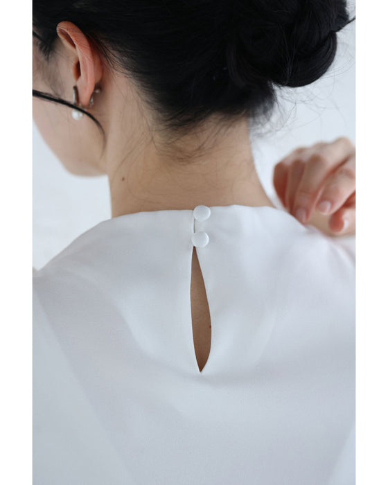 肩に咲く花コサージュのドレープブラウストップス