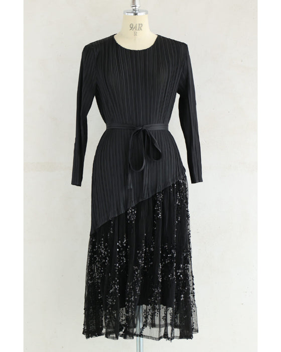 華やかなスパンコール煌めく切り替えプリーツワンピース(リボン付き)