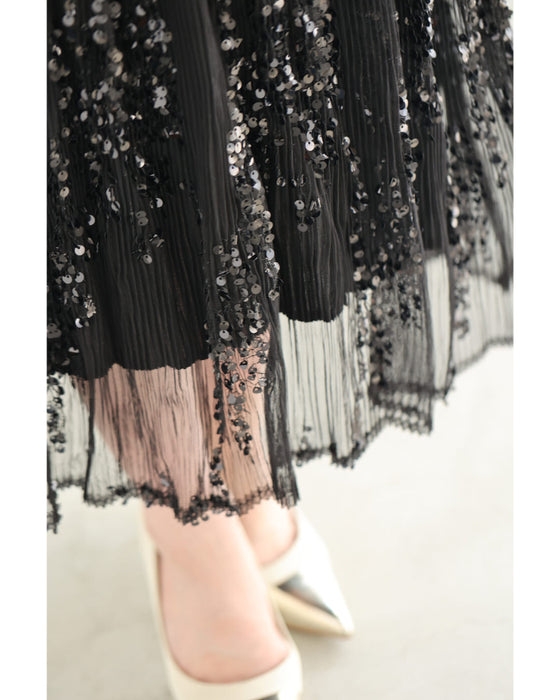 華やかなスパンコール煌めく切り替えプリーツワンピース(リボン付き)