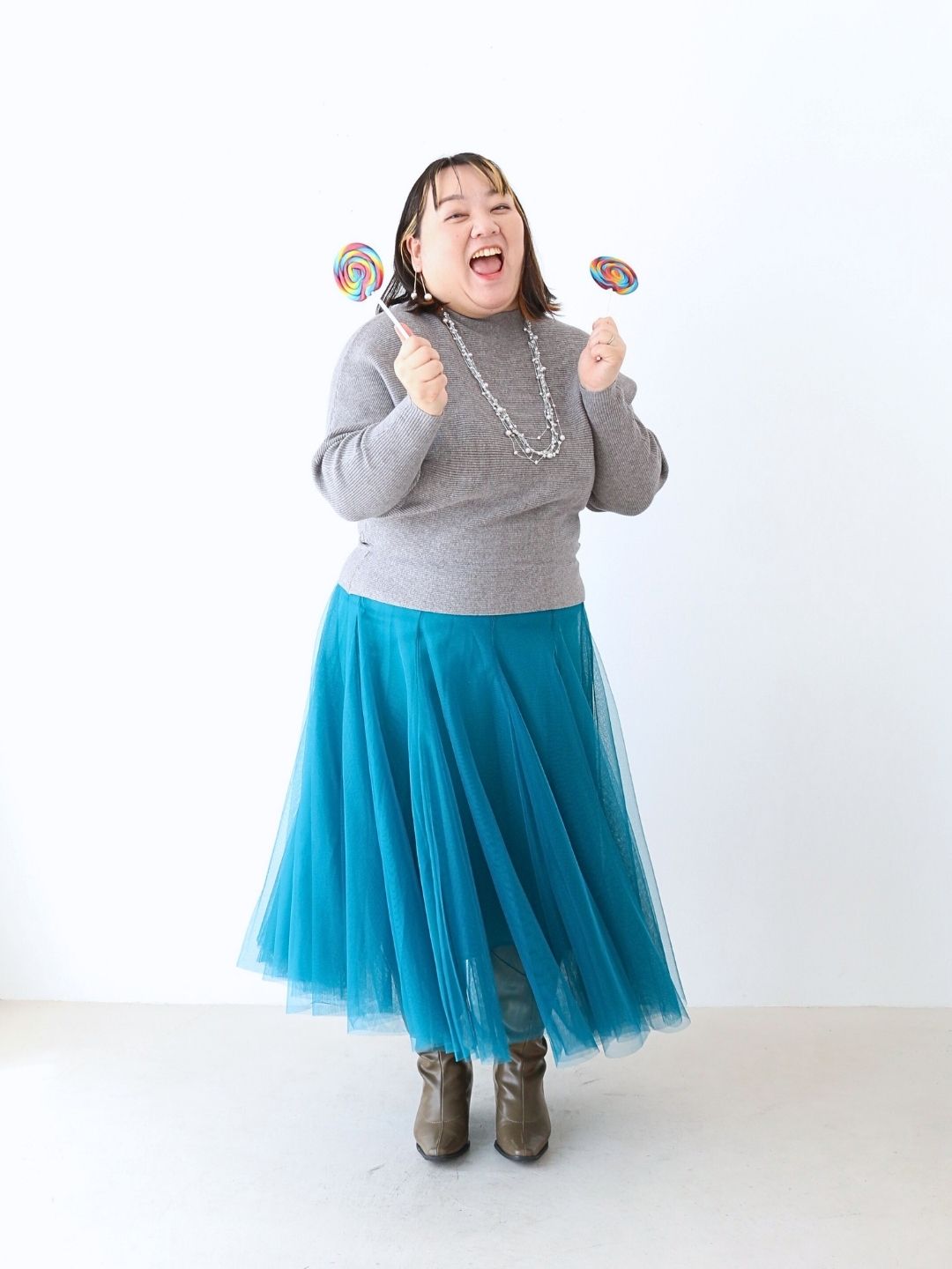 知的な華やかさを纏う、アート気分の美術館スタイル – ONE PEACE