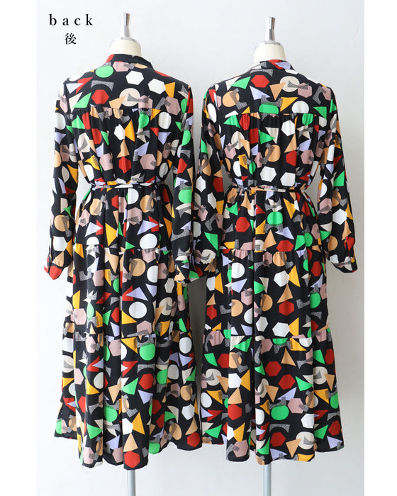 レトロポップな図形柄Aラインロングワンピース(リボン付き)