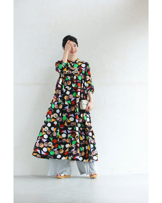 レトロポップな図形柄Aラインロングワンピース(リボン付き)