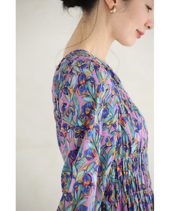 鮮やかに描いた花のシャーリングミディアムワンピース