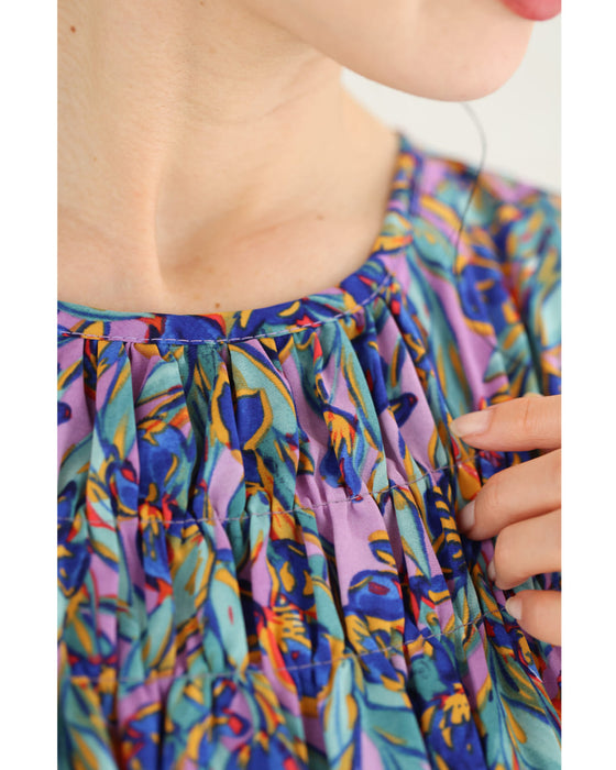 鮮やかに描いた花のシャーリングミディアムワンピース