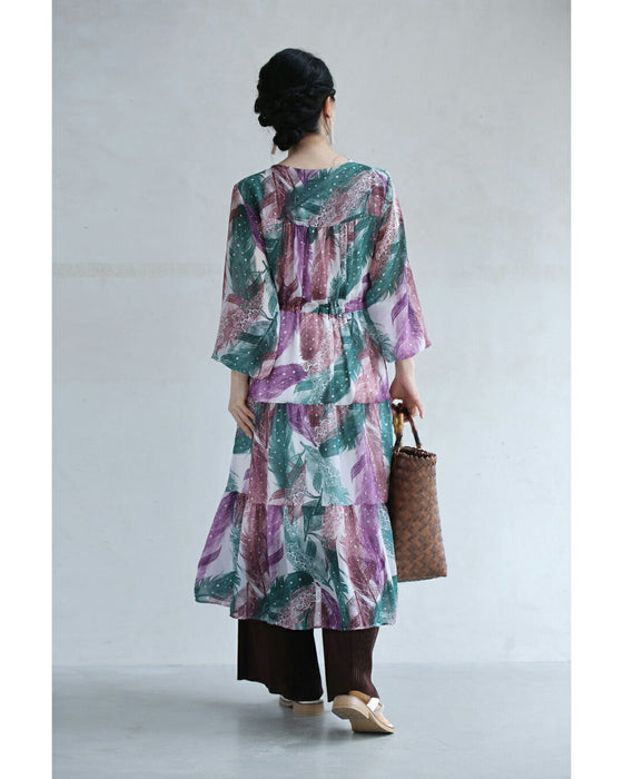 色づく羽舞うスタンプアートのティアードミディアムワンピース