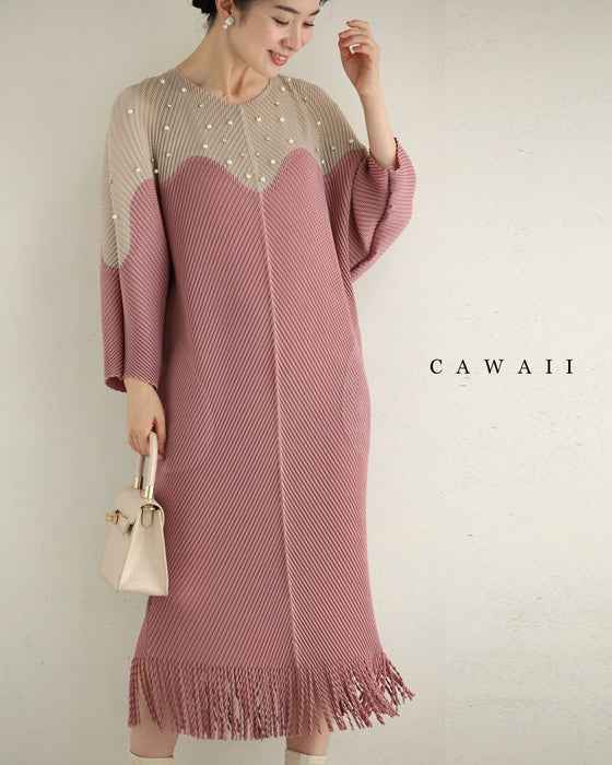 裾に揺れるフリンジの波うつバイカラーミディアムワンピース