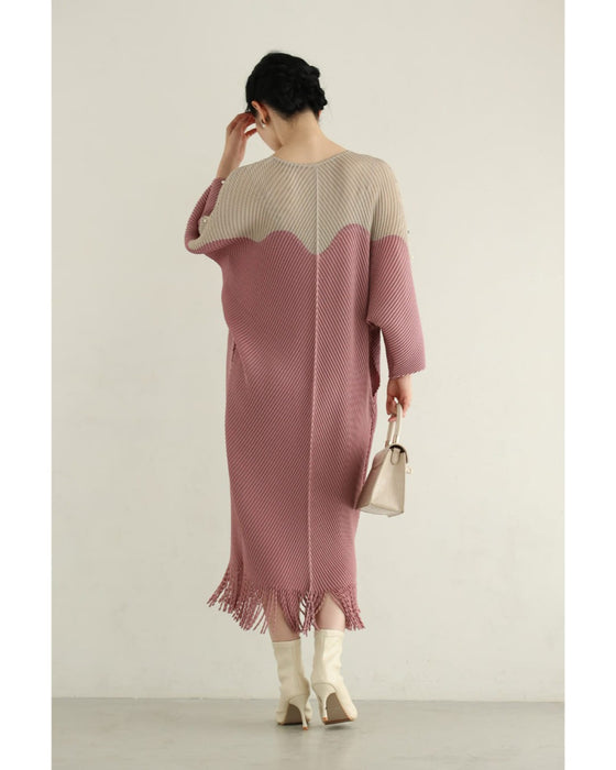 裾に揺れるフリンジの波うつバイカラーミディアムワンピース