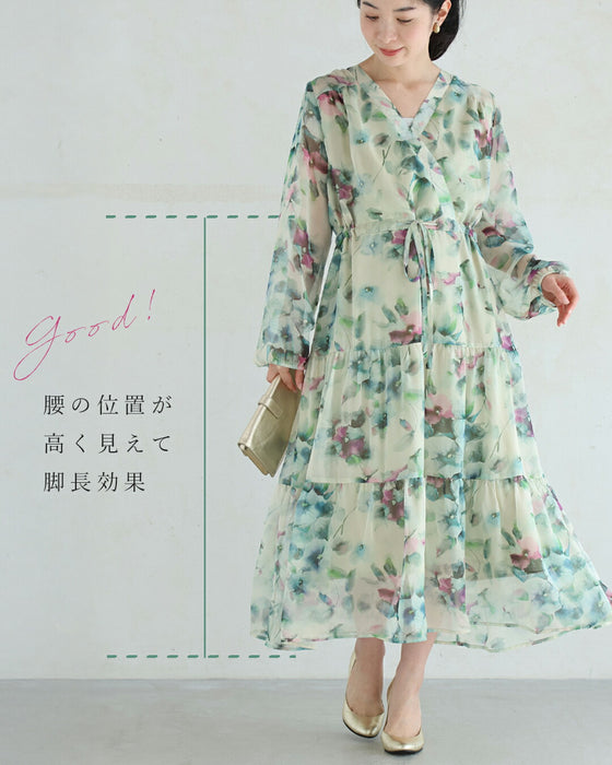 春風に舞うロマンティックなフラワーティアードワンピース
