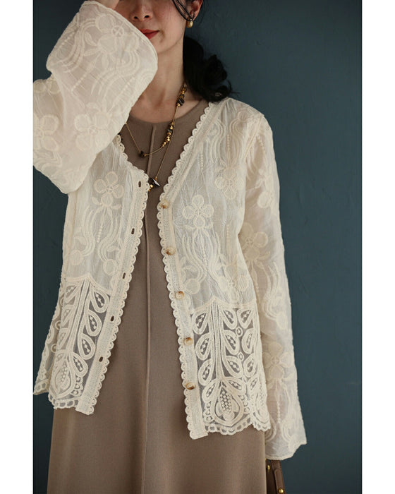 柔らかなボタニカルモチーフの刺繍カーディガン