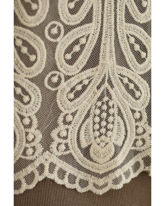 柔らかなボタニカルモチーフの刺繍カーディガン