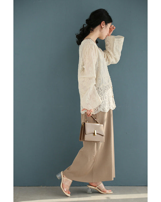 柔らかなボタニカルモチーフの刺繍カーディガン